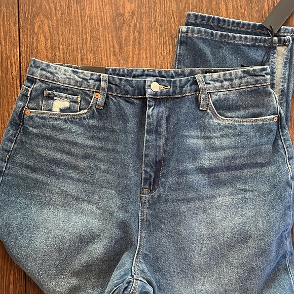 BlankNYC The Cooper NWT Straight leg jeans with side leg slit. - Picture 5 of 10